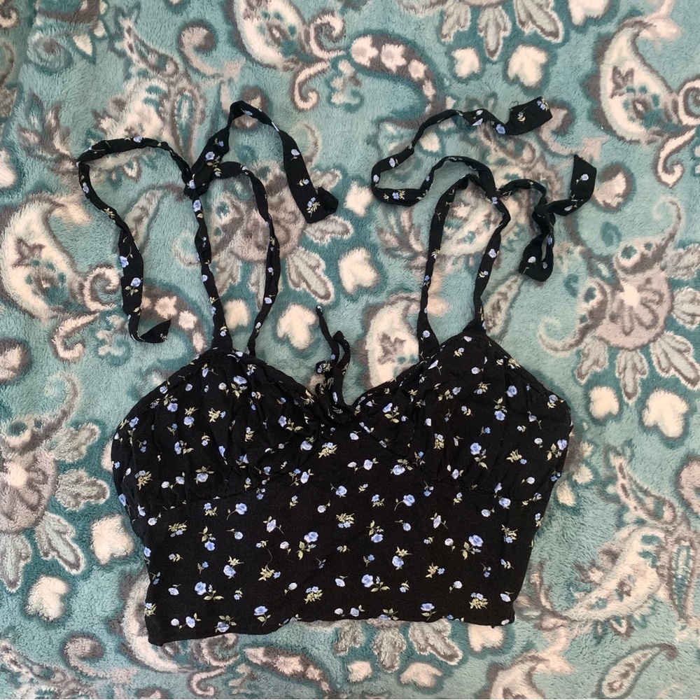 Forever 21 black crop top
There is no size listed but fits best for small.